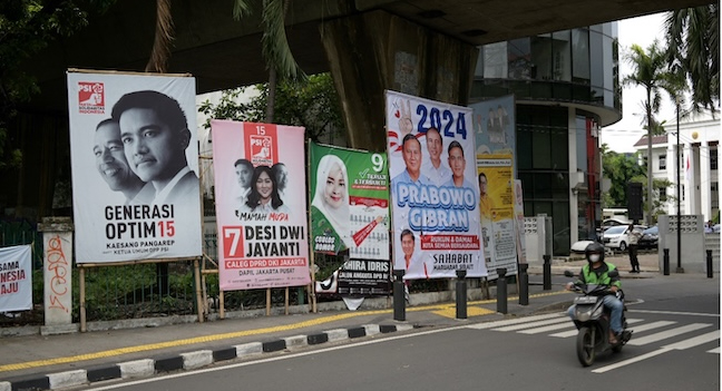 Campaign messages flooded Indonesian public spaces, on social media and on the streets / Remco van Loenen.